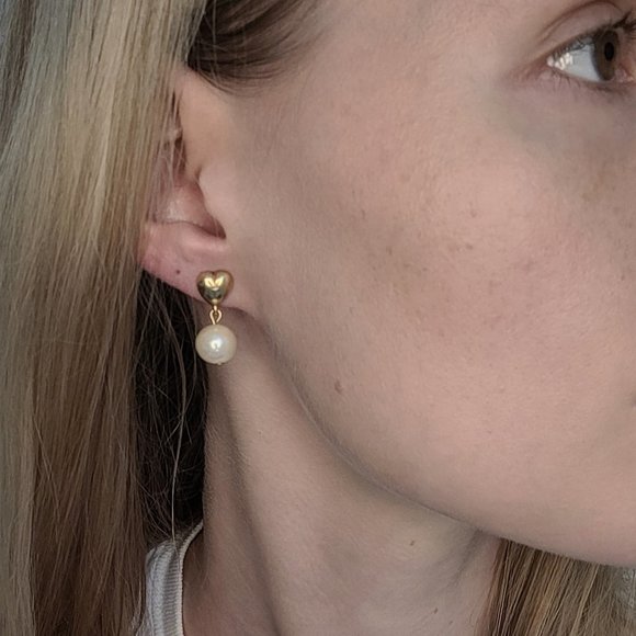 Vintage Minimalist Dainty Gold/Pearl Heart Detail Earring - Picture 3 of 6